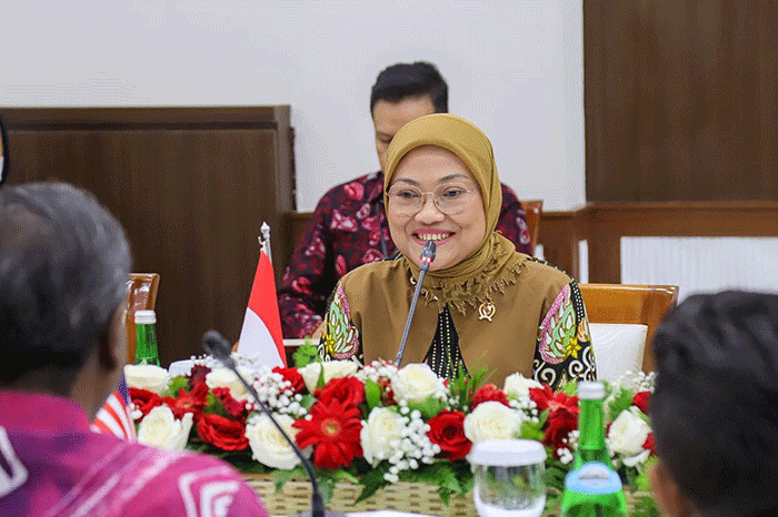 Menteri Ketenagakerjaan Ida Fauziyah menerima Kunjungan Kehormatan Menteri Sumber Manusia Malaysia, V. Sivakumar di Kantor Kementerian Ketenagakerjaan.
