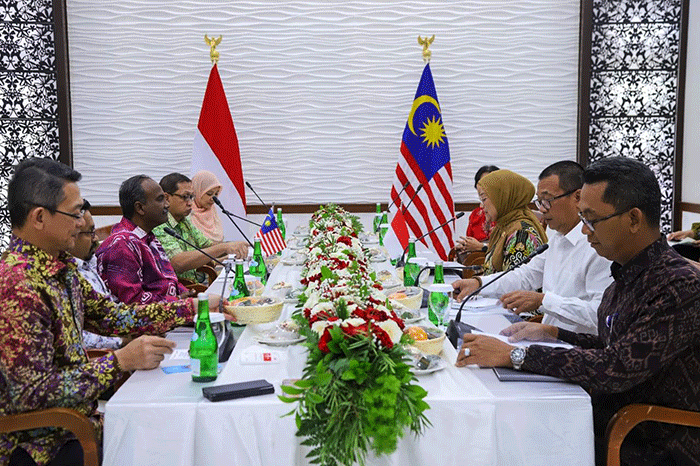 Menteri Ketenagakerjaan Ida Fauziyah menerima Kunjungan Kehormatan Menteri Sumber Manusia Malaysia, V. Sivakumar di Kantor Kementerian Ketenagakerjaan.
