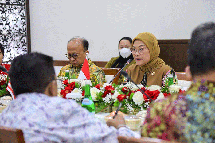Menteri Ketenagakerjaan Ida Fauziyah menerima Kunjungan Kehormatan Menteri Sumber Manusia Malaysia, V. Sivakumar di Kantor Kementerian Ketenagakerjaan.