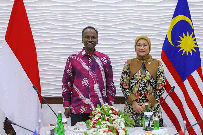 Menteri Ketenagakerjaan Ida Fauziyah menerima Kunjungan Kehormatan Menteri Sumber Manusia Malaysia, V. Sivakumar di Kantor Kementerian Ketenagakerjaan.