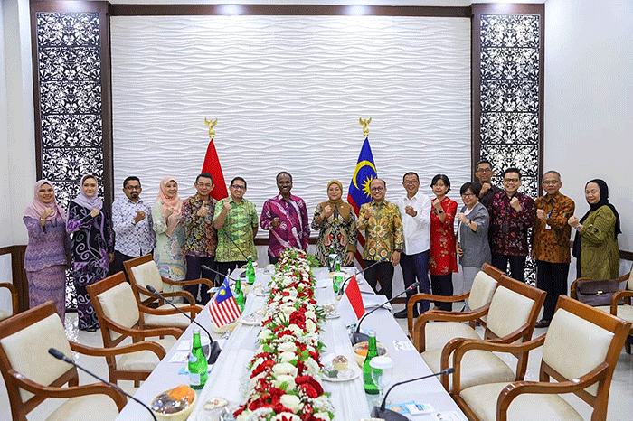 Menteri Ketenagakerjaan Ida Fauziyah menerima Kunjungan Kehormatan Menteri Sumber Manusia Malaysia, V. Sivakumar di Kantor Kementerian Ketenagakerjaan.