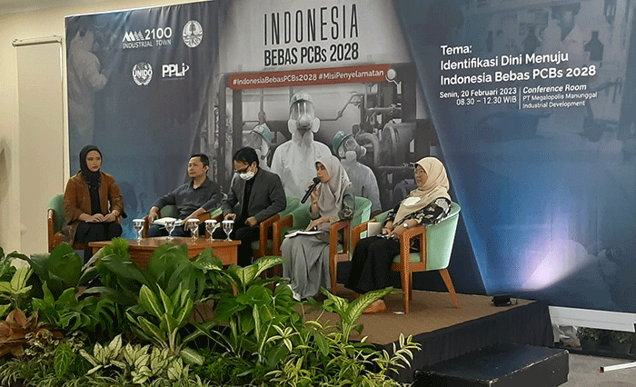 Sejumlah peserta dari PBB, KLHK dan PPLI mengikuti acara sosialisasi Indonesia Bebas PCBs di Kawasan Industri MM2100 Cibitung, Bekasi, Jawa Barat.