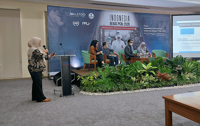 Sejumlah peserta dari PBB, KLHK dan PPLI mengikuti acara sosialisasi Indonesia Bebas PCBs di Kawasan Industri MM2100 Cibitung, Bekasi, Jawa Barat.