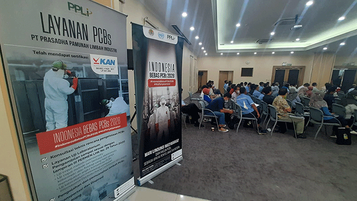 Sejumlah peserta dari PBB, KLHK dan PPLI mengikuti acara sosialisasi Indonesia Bebas PCBs di Kawasan Industri MM2100 Cibitung, Bekasi, Jawa Barat.