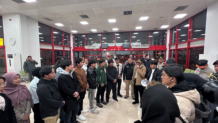 Menko PMK Muhadjir Effendy memberikan keterangannya kepada awak media di Bandara Adana.