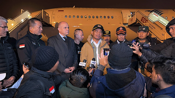 Menko PMK Muhadjir Effendy memberikan keterangannya kepada awak media di Bandara Adana.