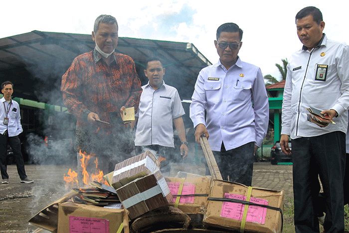 Petugas Kanwil Kemenag Sumsel memusnahkan buku nikah di halaman kantor Pusat Layanan Haji dan Umrah Terpadu Kota Palembang, Sumatera Selatan.