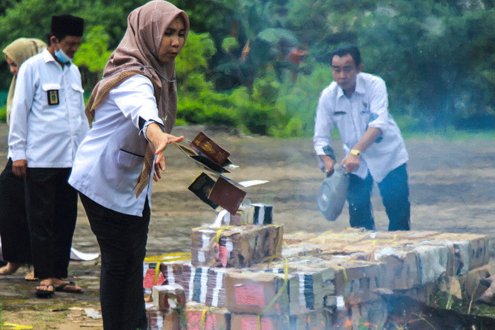 Petugas Kanwil Kemenag Sumsel memusnahkan buku nikah di halaman kantor Pusat Layanan Haji dan Umrah Terpadu Kota Palembang, Sumatera Selatan.