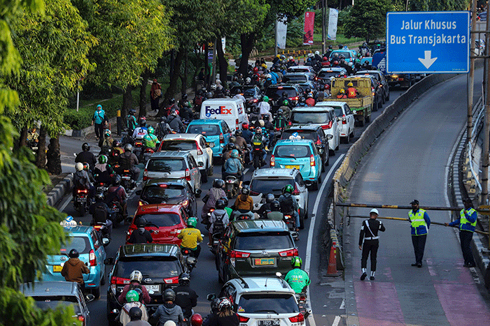 Kendaraan memadati ruas jalan Gatot Subroto, Jakarta, Selasa (21/2/2023).