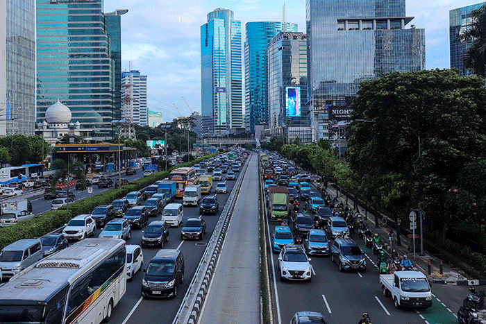 Kendaraan memadati ruas jalan Gatot Subroto, Jakarta, Selasa (21/2/2023).