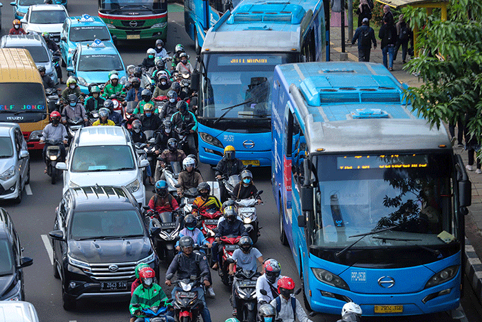 Kendaraan memadati ruas jalan Gatot Subroto, Jakarta, Selasa (21/2/2023).