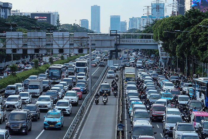 Kendaraan memadati ruas jalan Gatot Subroto, Jakarta, Selasa (21/2/2023).