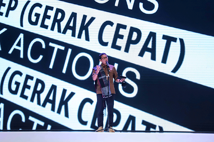 (Menparekraf Sandiaga Uno memberikan sambutan saat Opening Ceremony Indonesia Fashion Week (IFW) 2023 di Jakarta Convention Center, Jakarta, Rabu (22/2/2023).