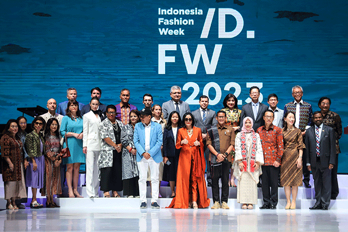 (Menparekraf Sandiaga Uno memberikan sambutan saat Opening Ceremony Indonesia Fashion Week (IFW) 2023 di Jakarta Convention Center, Jakarta, Rabu (22/2/2023).