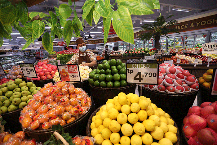 Pekerja saat merapikan buah dan sayuran yang ada di supermarket di Kawasan Joglo, Jakarta Barat, Selasa (21/2/2023).