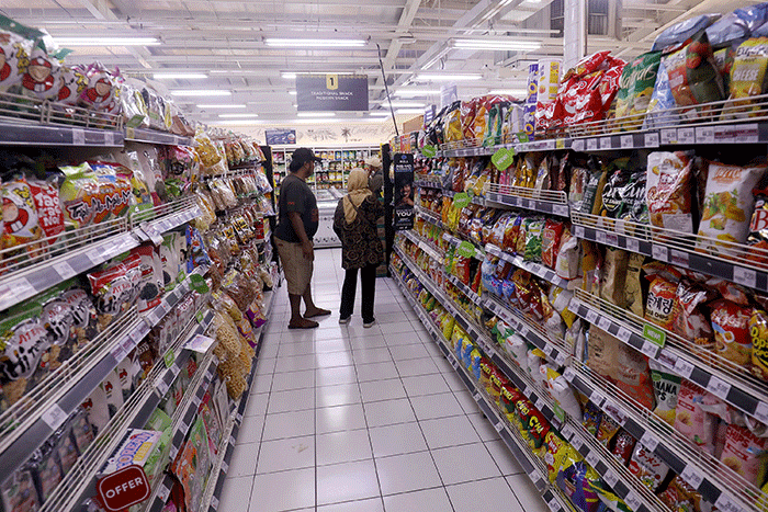 Pekerja saat merapikan buah dan sayuran yang ada di supermarket di Kawasan Joglo, Jakarta Barat, Selasa (21/2/2023).