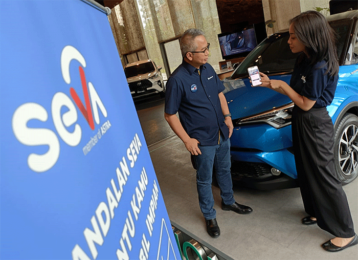 CEO SEVA Handoko Liem berbincang dengan tenaga pemasar mobil di Jakarta, Rabu (22/2/2023).