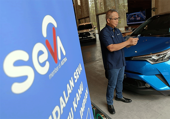 CEO SEVA Handoko Liem berbincang dengan tenaga pemasar mobil di Jakarta, Rabu (22/2/2023).