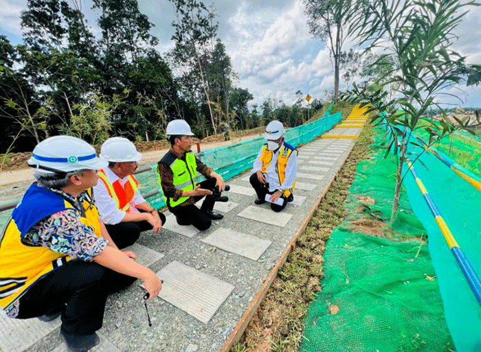 Presiden Joko Widodo meninjau proyek pembangunan Jalan Tol IKN Segmen 3B, Ruas Kariangau – Sp. Tempadung, Provinsi Kalimantan Timur, Rabu (22/2/2023).