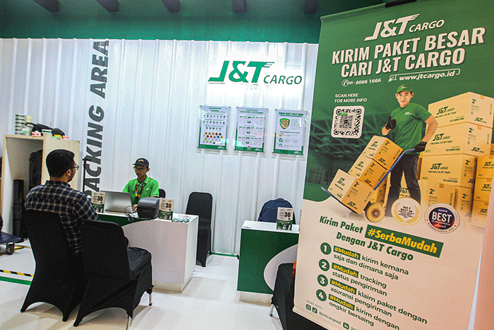 Petugas saat merapikan paket yang akan dikirim di Booth J&T Cargo dalam pameran otomotif Indonesia International Motor Show (IIMS) 2023.