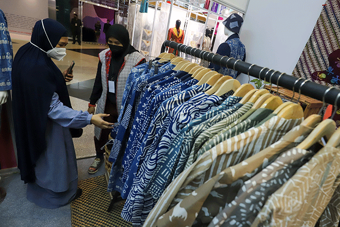 Pengunjung melihat produk fesyen yang dijual saat berlangsungnya Indonesia Fashion Week (IFW) 2023 di Jakarta Convention Center, Senayan.