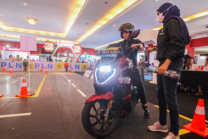 Pengunjung saat mencoba sepeda motor listrik pada pameran otomotif Indonesia International Motor Show 2023 di JIExpo Kemayoran, Jakarta, Rabu (22/2/2023).