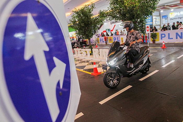 Pengunjung saat mencoba sepeda motor listrik pada pameran otomotif Indonesia International Motor Show 2023 di JIExpo Kemayoran, Jakarta, Rabu (22/2/2023).