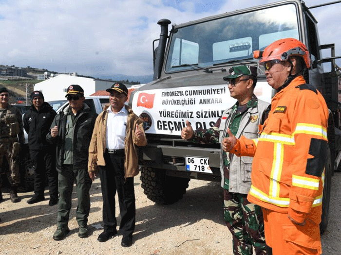 Menko PMK Muhadjir Effendy mengunjungi pusat operasi tim Indonesia Search and Rescue (INASAR) di Kota Antakya, Provinsi Hatay, Turki, Rabu (22/2/2023).