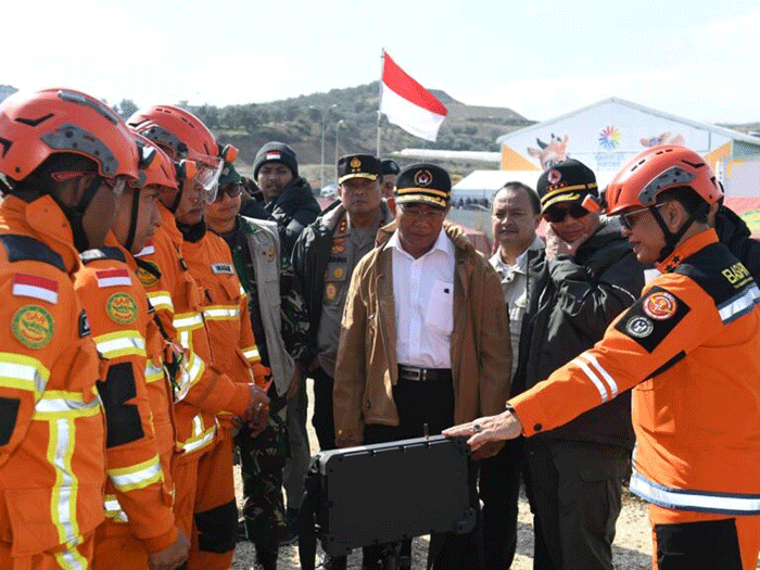 Menko PMK Muhadjir Effendy mengunjungi pusat operasi tim Indonesia Search and Rescue (INASAR) di Kota Antakya, Provinsi Hatay, Turki, Rabu (22/2/2023).