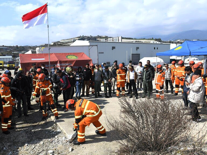 Menko PMK Muhadjir Effendy mengunjungi pusat operasi tim Indonesia Search and Rescue (INASAR) di Kota Antakya, Provinsi Hatay, Turki, Rabu (22/2/2023).