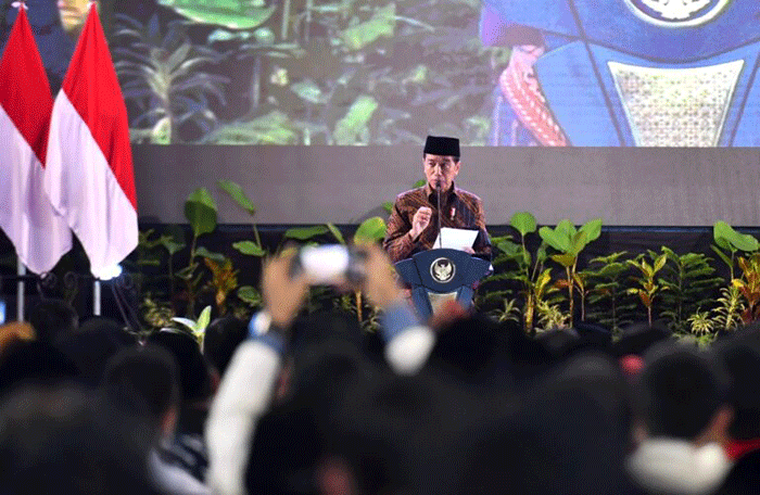 Presiden Joko Widodo memberikan paparannya saat membuka secara resmi Muktamar ke-XVIII Pengurus Pusat (PP) Pemuda Muhammadiyah.
