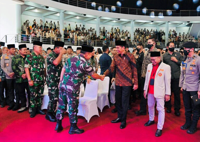 Presiden Joko Widodo memberikan paparannya saat membuka secara resmi Muktamar ke-XVIII Pengurus Pusat (PP) Pemuda Muhammadiyah.