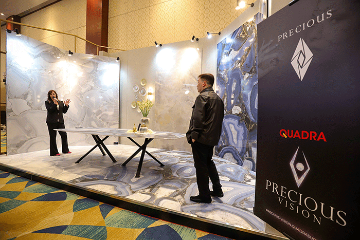 Chief Operating Officer Quadra, Willie Low saat memperkenalkan produk-produk teranyar dalam pameran Quadra Precious Vision di Senayan City.