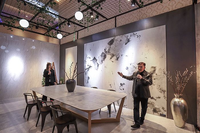 Chief Operating Officer Quadra, Willie Low saat memperkenalkan produk-produk teranyar dalam pameran Quadra Precious Vision di Senayan City.