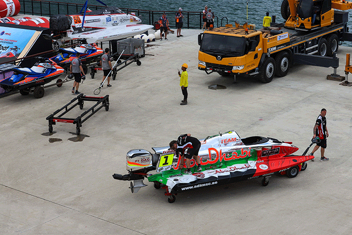 Sejumlah kru tim memeriksa kesiapan kendaraan F1 PowerBoat di kawasan Balige, Kabupaten Toba, Sumatra Utara, Kamis (23/2/2022).