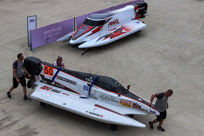 Sejumlah kru tim memeriksa kesiapan kendaraan F1 PowerBoat di kawasan Balige, Kabupaten Toba, Sumatra Utara, Kamis (23/2/2022).