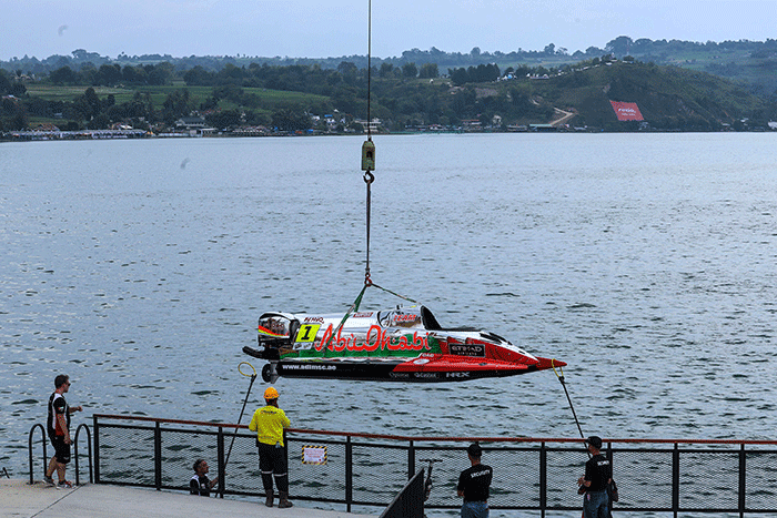 Sejumlah kru tim memeriksa kesiapan kendaraan F1 PowerBoat di kawasan Balige, Kabupaten Toba, Sumatra Utara, Kamis (23/2/2022).