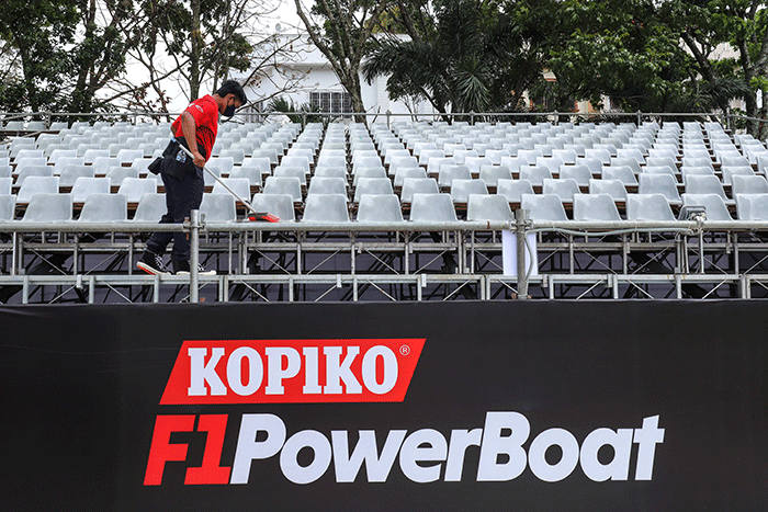 Sejumlah kru tim memeriksa kesiapan kendaraan F1 PowerBoat di kawasan Balige, Kabupaten Toba, Sumatra Utara, Kamis (23/2/2022).