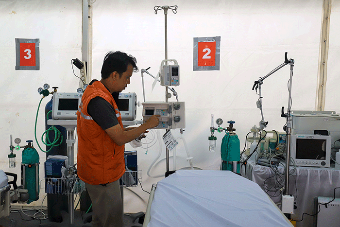 Sejumlah tenaga kesehatan memeriksa kesiapan Trauma Center untuk kegiatan F1 PowerBoat F1H20 di kawasan Danau Toba, Balige, Sumatra Utara, Kamis (23/2/2023).