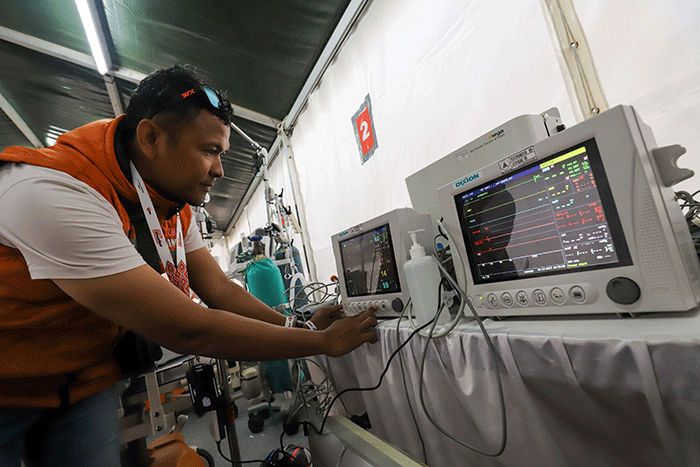 Sejumlah tenaga kesehatan memeriksa kesiapan Trauma Center untuk kegiatan F1 PowerBoat F1H20 di kawasan Danau Toba, Balige, Sumatra Utara, Kamis (23/2/2023).