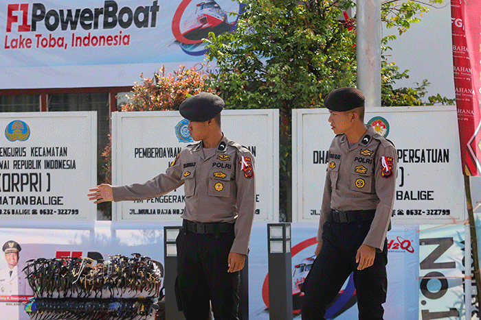 Petugas kepolisian berjaga disekitar lokasi penyelenggaraan F1 PowerBoat (F1H2O), di kawasan Danau Toba, Balige, Sumatera Utara, Jumat (24/2/2023).