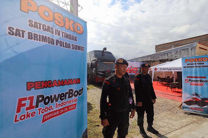 Petugas kepolisian berjaga disekitar lokasi penyelenggaraan F1 PowerBoat (F1H2O), di kawasan Danau Toba, Balige, Sumatera Utara, Jumat (24/2/2023).