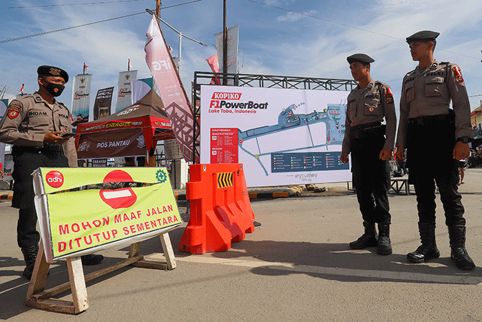 Petugas kepolisian berjaga disekitar lokasi penyelenggaraan F1 PowerBoat (F1H2O), di kawasan Danau Toba, Balige, Sumatera Utara, Jumat (24/2/2023).