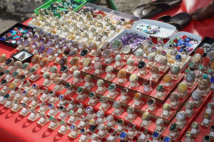 Warga melihat batu permata di Jakarta Gems Center, Kamis (23/2/2023).