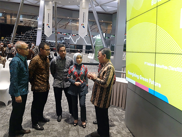 Pada hari ini telah resmi mencatatkan sahamnya untuk diperdagangkan di Papan Utama Bursa Efek Indonesia (“BEI”) dengan kode saham PGEO.