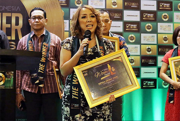 Indonesia The Winner Awards - Best Inspiring & Creativity Women Award 2023 Bersama Majalah Penghargaan Indonesia di Jakarta, Jumat (24/2/2023).