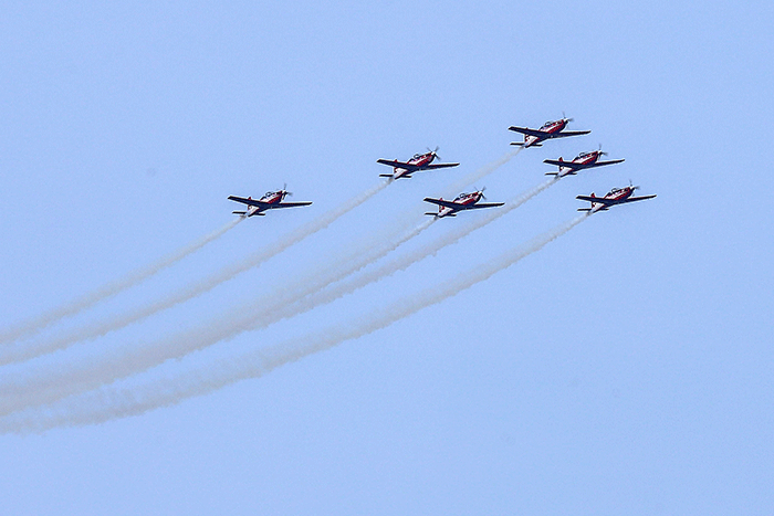Penerbang dari Jupiter Aerobatik Team (JAT) TNI AU melakukan latihan atraksi manuver udara di Langit Danau Toba, Balige, Sumatera Utara, Sabtu (25/2/2022).