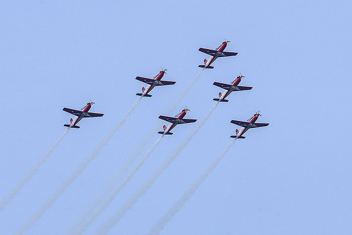 Penerbang dari Jupiter Aerobatik Team (JAT) TNI AU melakukan latihan atraksi manuver udara di Langit Danau Toba, Balige, Sumatera Utara, Sabtu (25/2/2022).