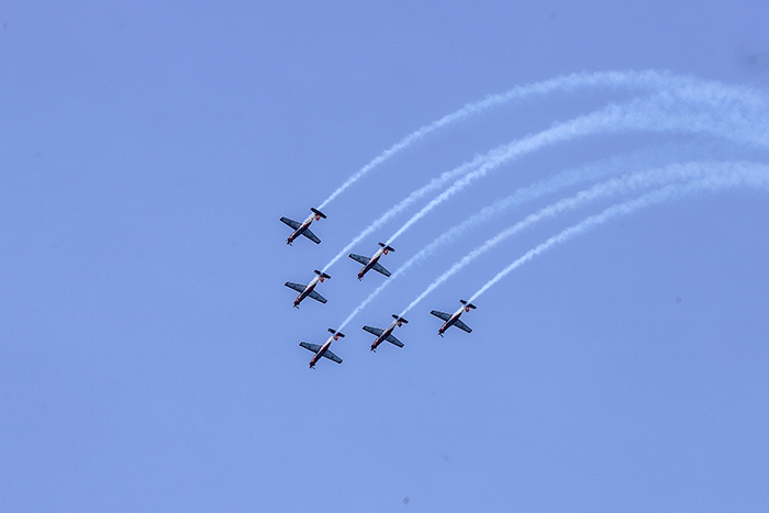 Penerbang dari Jupiter Aerobatik Team (JAT) TNI AU melakukan latihan atraksi manuver udara di Langit Danau Toba, Balige, Sumatera Utara, Sabtu (25/2/2022).