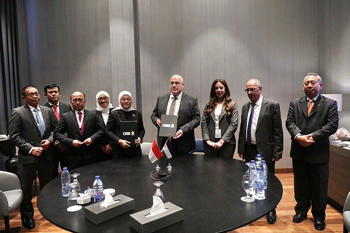 Menteri Ketenagakerjaan Ida Fauziyah (kiri) melakukan pertemuan bilateral dengan Menteri Perburuhan Palestina Nasri Abu Jaish di Amman, Yordania.
